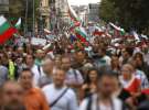 Люди беруть участь у демонстрації в центрі Софії, Болгарія, 25 червня 2013 року. Президент Болгарії збирається провести переговори з усіма політичними партіями, що знайти спосіб зупинити протести проти хабарництва та організованої злочинності у владі.