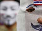 Демонстранти у масках Гая Фокса йдуть маршем по торговому району Бангкока, Таїланд, 23 червня 2013 року. Кілька тисяч людей взяли участь в акції протесту проти колишнього прем'єр-міністра Таксіна Чинавата і чинного уряду, який очолює його сестра Йінглак Чиннават