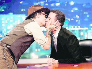 Актор Джонні Депп цілує в губи ведучого американського ток-шоу Джиммі Кіммела