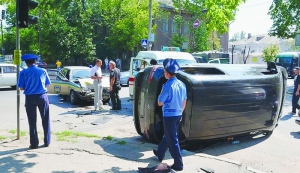 Автомобілі ВАЗ-2109 Державної служби охорони і ”хюндай” Служби безпеки України 5 липня стоять на перехресті вулиць Нікольська та Артилерійська в Миколаєві. Обидві намагалися проїхати перехрестя на жовтий сигнал світлофора