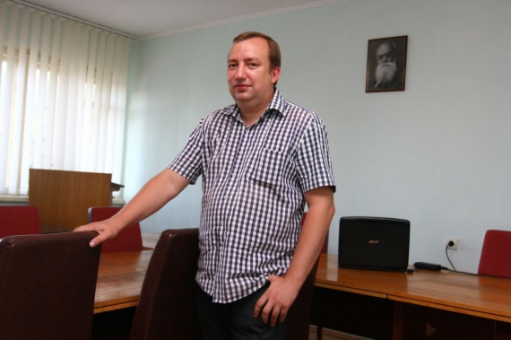 В'ячеслав КОРНІЄНКО
34 роки, кандидат історичних наук, історик-медієвіст, музеєзнавець, археолог
Народився в Києві. Закінчив історичний факультет столичного університету імені Шевченка. У 2006–2012 роках працював провідним науковим співробітником Національного заповідника "Софія Київська". Нині – старший науковий співробітник Інституту української археографії та джерелознавства імені Михайла Грушевського НАН України.
Головне наукове зацікавлення – комплексне дослідження графіті ХІ – XVIII століть, пам'яток столиці, передусім – Софії Київської. Укладач багатотомного "Корпусу графіті Софії Київської", співавтор двох наукових монографій, понад 120 статей і двох навчальних посібників. Невдовзі має вийти підготовлена ним до друку книжка про графіті церкви Спаса на Берестові, що неподалік Києво-Печерської лаври. Неодружений. "Хобі немає, весь час витрачається на роботу", – говорить
