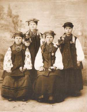 Дівчата із села Підварки на Київщині в місцевому народному вбранні, 1902 рік