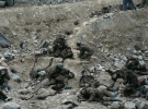 4. &quot;Говорят мёртвые воины&quot; (1992). Автор - Джефф Уолл. Цена - $3 666 500. Канадский фотограф Джефф Уолл известен благодаря своим крупноформатным фотографиям. Самая известная его работа &quot;Говорят мёртвые воины&quot; была создана под влиянием войны в Афганистане. Несмотря на реалистичность, это постановочная фотография: все люди на снимке - приглашённые актёры. При работе над ним Уолл использовал грим и костюмы, а сам снимок был сделан в фотостудии и позже обработан на компьютере. Готовое изображение размером 229?417 см было отпечатано на прозрачной основе и помещено в пластиковый бокс.