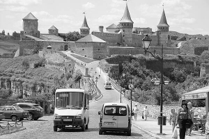 Через Замковий міст у місті Кам’янець-Подільський на Хмельниччині щодоби проїжджають понад три тисячі автомобілів. Зробивши його платним, чиновники сподіваються знизити транспортний потік