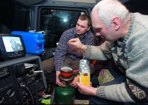 Білоруські далекобійники готують на гасовому примусі чай в кабіні фури. На польськобілоруському кордоні вони стоять четвертий день