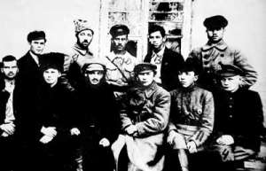 Гашек (в первом ряду третий справа) среди работников политотдела 5-й армии, где он руководил иностранной секцией