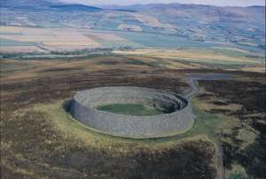 Грианан Айлич (Grianan Аileac) является одним из таинственных круговых фортов, который, как полагают, относится к 1700 г. до н.э. 
