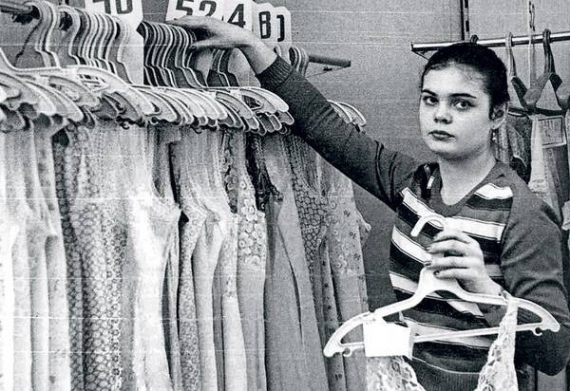 Полиці радянських магазинів у 1970-х не були порожніми, але й модних товарів – як-от ця білизна на тодішньому знімку – на них застати було годі. Планова економіка не встигала за модою. Модні речі або ”діставали” в спецрозподільниках, або замовляли у приватних кравчинь, або купували у фарцовщиків. Якщо ж імпорт раптом з’являвся в магазині, усе розмітали за лічені хвилини. Та найчастіше іноземні товари не доходили до прилавків – їх розподіляли між собою керівництво магазину, товарознавці та продавці