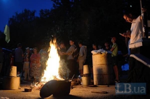 Учасники ходи із селища Врадіївка на Миколаївщині до столиці палять вогнище біля райвідділку міліції у місті Фастів Київської області 16 липня. На ньому приготували вечерю