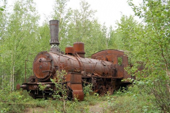 Паровоз Ов-3821 у развалин депо Долгое
