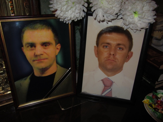 Слева Валерий Демченко - погибший 30 июня 2013 года, справа младший брат его - Сергей Демченко, погибший 1 августа 2005 года