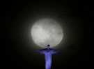 Величезний місяць зійшов над статуєю Христа Спасителя у Ріо-де-Жанейро напередодні приїзду Папи Франциска 