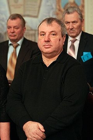 22 лютого В’ячеслав Овчаренко прийшов на з'їзд суддів. Рукою прикриває годинник на 32 тисячі доларів