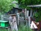 Микола Рибацький тримає у довбанках сотню бджолиних сімей. Вулики залишилися йому від прапрадіда. Один важить 500 кілограмів