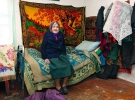 Зінаїда Жигадло сидить на ліжку у своїй хаті на околиці Борутиного. Чекає на сина Анатолія, який поїхав у сусіднє село по хліб