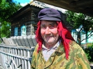 Іван Редчиць живе у Борутиному сам. Його син мешкає 
в Житомирі, дружина померла сім років тому. Чоловік напинає під картуз хустку, щоб комарі не кусали в шию