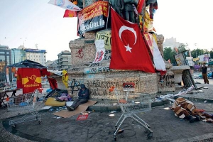 Люди сплять на майдані Таксім у середмісті Стамбула, 10 червня 2013 року. Прем’єр-міністр Реджеп Таїп Ердоган попередив протестувальників, щоб розходились по домах, адже його терпець от-от увірветься. Порівняв їх із ”заколотниками” в армії, яких засудили шість років тому. Мітингувальників уже двічі розганяли та декілька разів перекривали доступ до Таксіма, однак вони досі збираються у Стамбулі