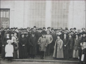 Лев Бобринський (у центрі, із ціпком) із працівниками заводоуправління у Смілі, 1912 рік 