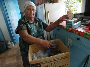 Марія Несвіт з Чернечого Яру на Диканщині показує домашню аптечку. Ліки закуповує син у райцентрі на кілька місяців вперед