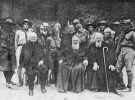 Митрополит Андрей з братом Ігуменом Климентієм та о. Мітрат Войнаровський (сидять), серед булави ПЛАСТового табору