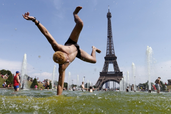 Во Франции из-за неимоверной жары горожане охлаждаются в фонтанах