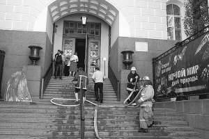 Пожежники змотують шланги біля Національного науково-природничого музею. Через перевантаження електромережі 25 липня тут спалахнула пожежа