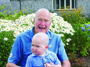 Екс-президент США Джордж Буш-старший тримає на руках сина одного зі своїх охоронців — 2-річного Патріка. Хлопчик хворіє на лейкемію
