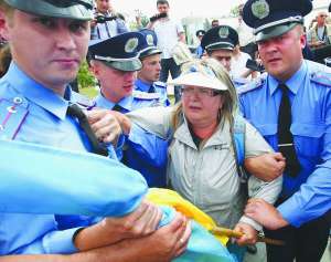 Правоохоронці затримують жительку Миколаївщини Олену Михайловську на майдані Незалежності під час мітингу за відставку міністра внутрішніх справ. 27 липня