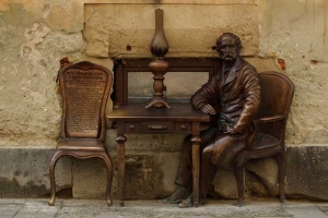 Памятник изобретателям керосиновой лампы Яну Зегу и Игнасио Лукасевичу