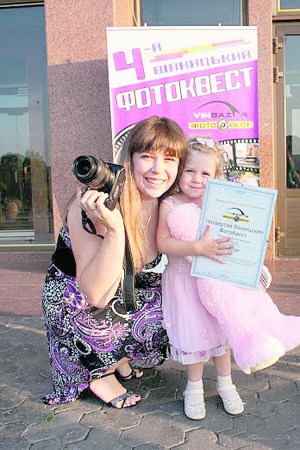  Наймолодша учасниця ”ФотоКвесту”, який проходив у Вінниці 27-28 липня, 2-річна Даша з мамою Оленою Заворотною. Їхня команда NonStop зайняла друге місце
