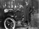 На фото 1921 года он стоит возле своего авто модели ”Т”, которое принесло ему и его потомкам миллиарды долларов 