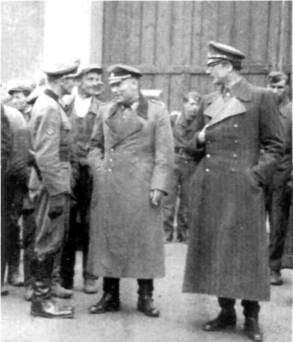 Полковник И. К. Сахаров (слева), генерал-майор С. К. Буняченко и генерал-лейтенант А. А. Власов в одном из сборных лагерей РОА на территории Чехии. Бероун, 4 мая 1945 г.