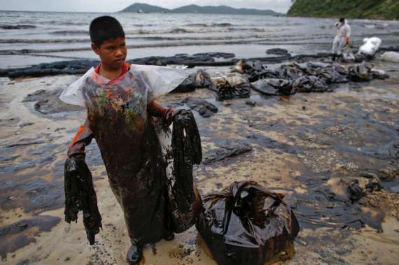 13-летний мальчик помогает военным Таиланда ликвидировать экологическую катастрофу. В туристической зоне страны произошел масштабный разлив нефти, пятна которой залили много пляжей