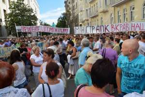 Пікетувальники протестують біля Адміністрації президента проти діяльності міністра агропромислового комплексу Миколи Присяжнюка. Київ, 31 липня