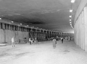 Автомобільний тунель під Поштовою площею у центрі столиці. Після відкриття там щодоби проїжджатимуть до 110 тисяч машин