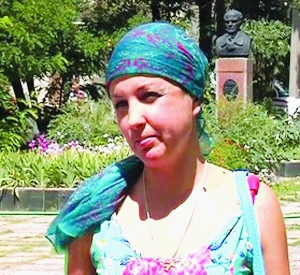Побита Ірина Крашкова лікується вдома. Їй не радять багато рухатися і виходити з хати