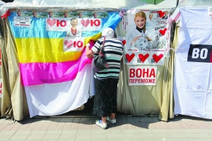 5 серпня жінка зазирає до наметового містечка, яке стоїть на столичному Хрещатику два роки — від дня арешту екс-прем’єра Юлії Тимошенко
