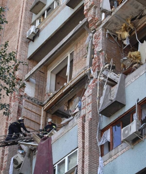 Рятувальники оглядають зруйновані квартири 14-поверхівки №4 на вулиці Шевченка в Луганську. Двоє мешканців загинули, 27 осіб скалічилися. З будинку тимчасово виселили жителів трьох із шести під’їздів — загалом 192 особи
