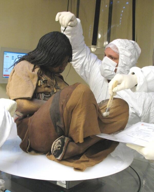 500-річна мумія дівчинки з племені інків, знайдена 1999-го неподалік вулкану Льюльяйльяко на кордоні Аргентини й Чилі, зберігається в музеї аргентинського міста Сальта