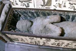 Знайдену в німецькому містечку єгипетську мумію незабаром вивезуть до лабораторії, де її дослідять науковці. Зроблять рентгенограму, щоб з’ясувати, чи муміфіковане тіло справжнє. Коли так — то який його вік