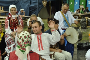 Фольклорист Олексій Заєць танцює польку з жінками з народного колективу із села Козацьке Бобровицького району Чернігівської області. Приїхали до столиці на етнічний фестиваль