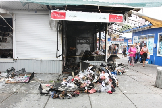 Роллеты-магазинчики вокруг выгорели полностью
