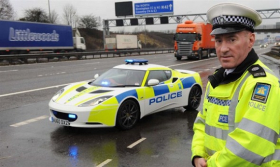  Lotus Evora
Якщо в дзеркалі заднього виду ви бачите цей 350-сильний Evora, значить, ви крупно нагрішили в Західному Мідлендсі. Або гарненько провели час в Італії (тамтешні карабінери теж дружать c Lotus).