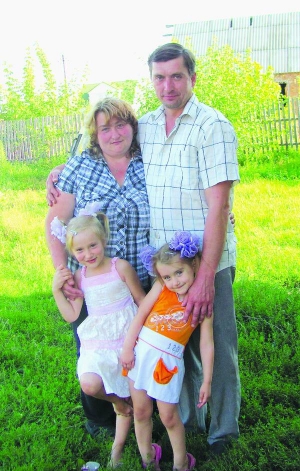Світлана Назарова із селища Літин на Вінниччині з другим чоловіком Олександром і доньками Оксаною (ліворуч) і Софією