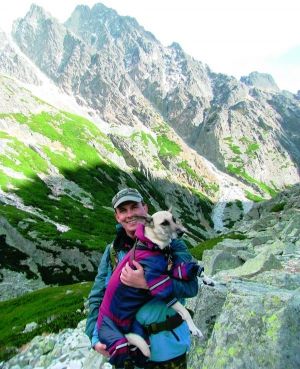 Ігор ЗАМЛЄЛОВ, 47 років, менеджер, мандрівникНародився в місті Стрий Львівської області. Мати працювала вчителькою російської мови, батько був військовим. Закінчив військове училище в Латвії та Волинський інститут економіки й менеджменту. 20 років служив в авіації.Пішов на пенсію 2005-го. Зараз – заступник директора у фірмі з продажу ресторанного обладнання.2007-го дружина знайшла у під’їзді будинку коробку з двома цуценятами. Одне віддали знайомій, друге залишили собі. Назвали Ладою, на честь язичницької богині краси і любові.Зараз собака важить 18,5 кілограма. Знає команди “лежати”, “сидіти” і “голос”. Любить помідори, огірки та полуниці.Ігор багато подорожує автомобілем Daewoo Sens. У мандрівки бере Ладу. Об’їздив із нею майже всю Україну, двічі піднімалися на гору Говерлу. Брав у Болгарію, Румунію, Словаччину, Австрію, Італію, Німеччину.Дружина Наталія за фахом – гінеколог, працює лікарем-косметологом.
Ігор Замлєлов із собакою Ладою біля підніжжя гори Риси у словацькій частині Високих Татр, висота якої дві з половиною тисячі метрів. Знімок зробила дружина Ігоря – Наталія Замлєлова, яка ходить у гори разом із чоловіком. На вершину вони піднімалися чотири дні, ночували у високогірних притулках. Листопад 2012 року