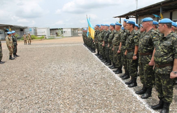 Українські миротворці на плацу в місті Монровія в Ліберії, 27 липня 2013 року. Плац посипаний щебенем, бо той лишається сухим навіть у сезон злив. До того ж гострі камінці відлякують плазунів — змій
