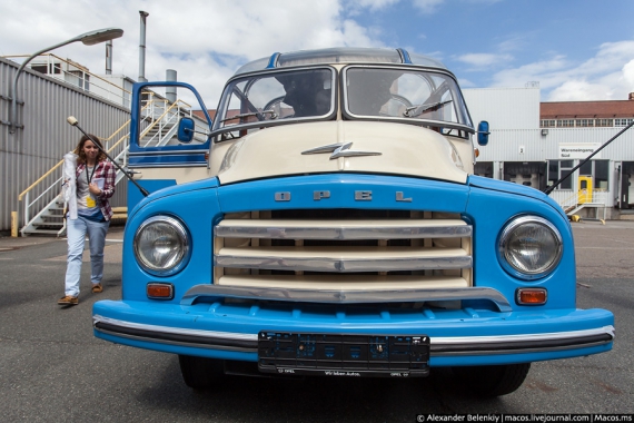 Старенький автобус Опель-Бліц 1954 року