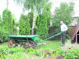 Микола Джига показує віз, який стоїть на подвір’ї тітчиної хати в селі Ярове Шаргородського району. Забрав його коли розпався колгосп, сам пофарбував і реставрував