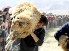 Забіг із вівцями у китайському регіоні Ксінянг - один із заходів, які проводяться під час свята врожаю