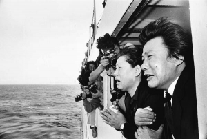 Йонґ Ін-Сун (ліворуч) та Квон Чон (праворуч) із Південної Кореї оплакують своїх родичів неподалік місця їх загибелі. 
Вони були на борту пасажирського літака, за тиждень до того збитого радянським винищувачем у водах біля Сахаліну. 
Вересень 1983 року